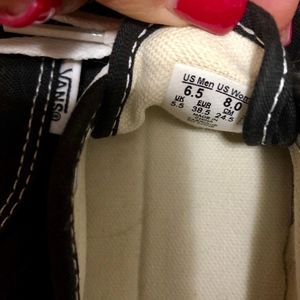 NWOT AUTHENTIC VANS BLACK SIZE 8
